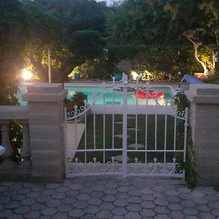 Apartamento Le Jardin De Mae Bouc-Bel-Air Exterior foto
